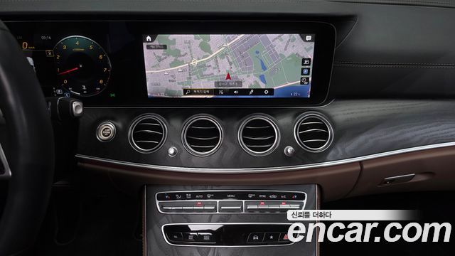 Mercedes-Benz E-Class 2023 — photo 20