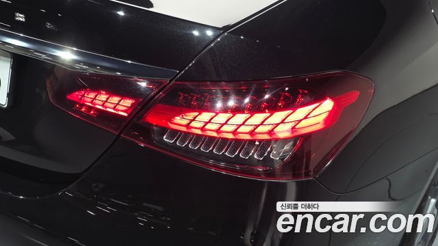 Mercedes-Benz E-Class 2023 — photo 9