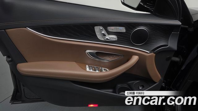 Mercedes-Benz E-Class 2023 — photo 14