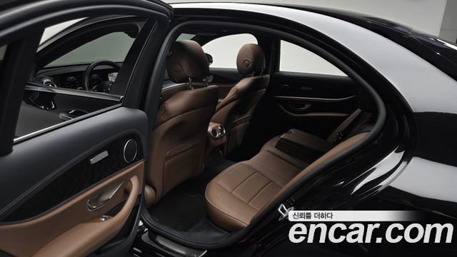 Mercedes-Benz E-Class 2023 — photo 16