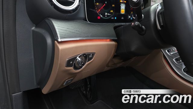Mercedes-Benz E-Class 2023 — photo 29