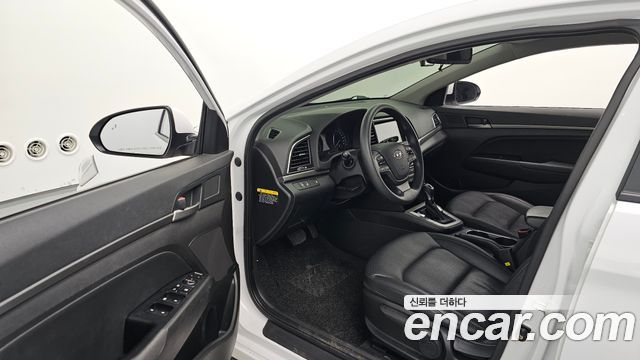 Hyundai AVANTE 2018 — photo 13