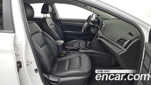 Hyundai AVANTE 2018 — photo 17