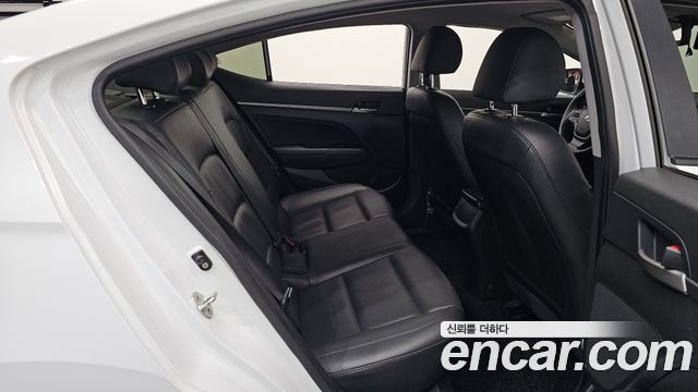 Hyundai AVANTE 2018 — photo 18