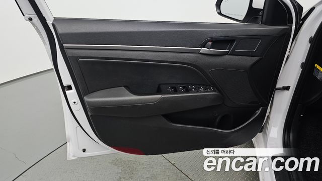 Hyundai AVANTE 2018 — photo 14
