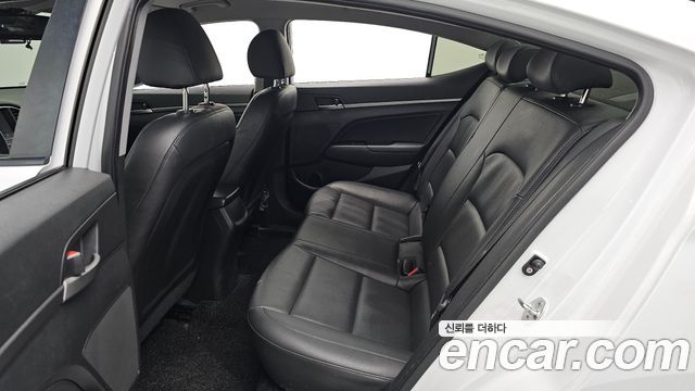 Hyundai AVANTE 2018 — photo 16