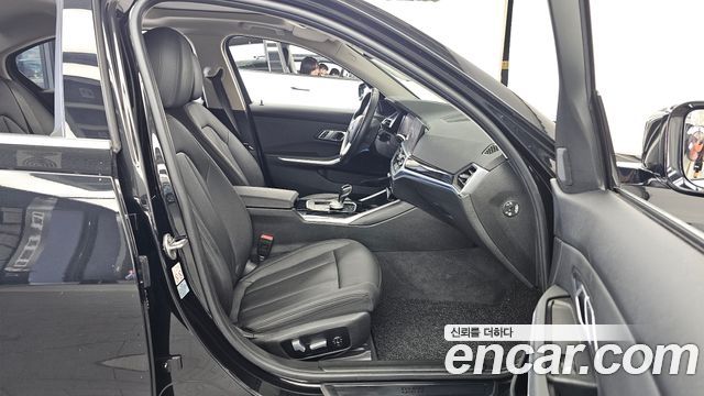 BMW 3-Series 2021 — photo 17