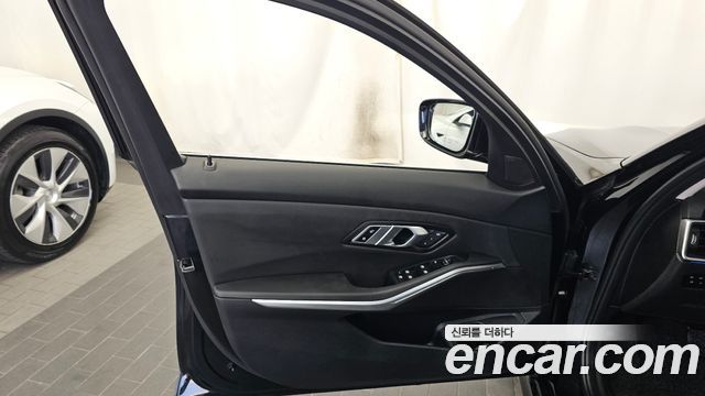 BMW 3-Series 2021 — photo 14