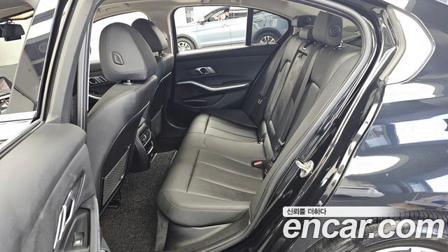 BMW 3-Series 2021 — photo 16