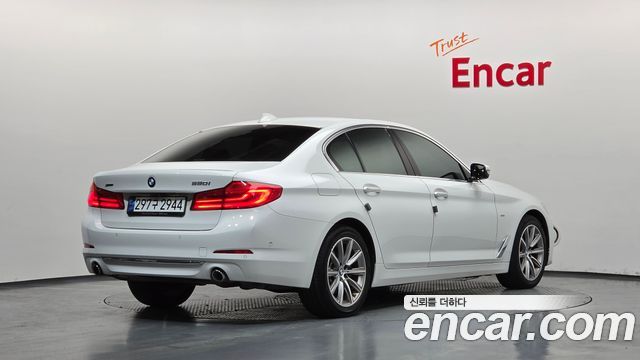 BMW 5-Series 2018 — photo 2