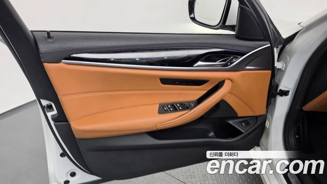 BMW 5-Series 2018 — photo 14
