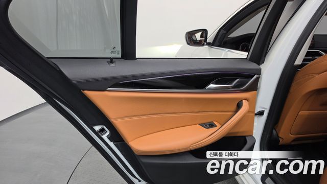 BMW 5-Series 2018 — photo 15