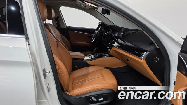 BMW 5-Series 2018 — photo 16