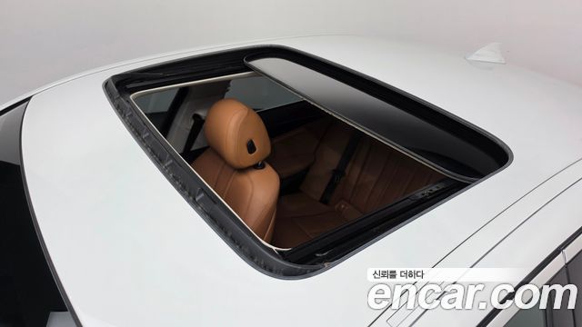 BMW 5-Series 2018 — photo 30