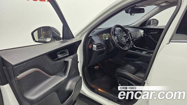 Jaguar F-PACE 2018 — photo 13