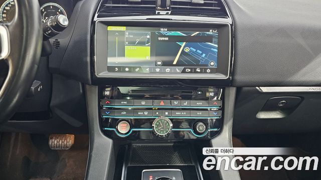Jaguar F-PACE 2018 — photo 19