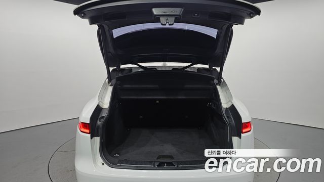 Jaguar F-PACE 2018 — photo 25