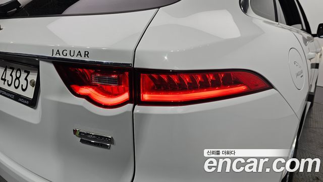 Jaguar F-PACE 2018 — photo 9