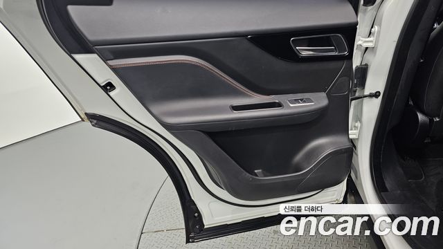 Jaguar F-PACE 2018 — photo 15