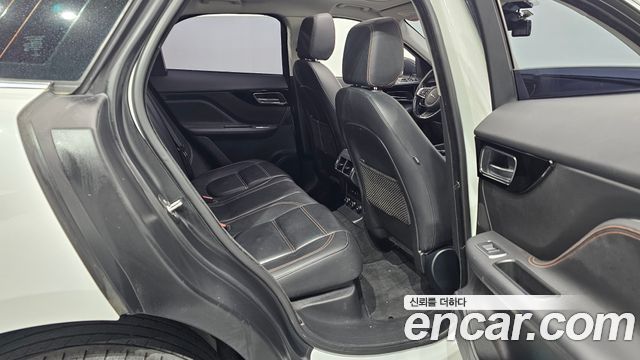 Jaguar F-PACE 2018 — photo 16