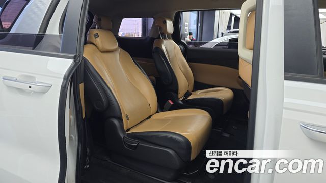 Kia Canival 2023 — photo 17