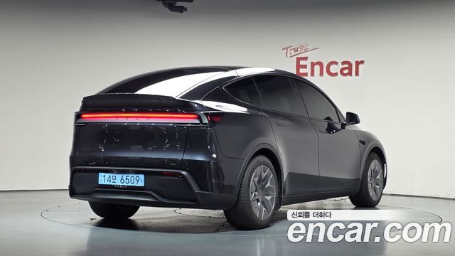 Tesla Model Y 2026 — photo 2