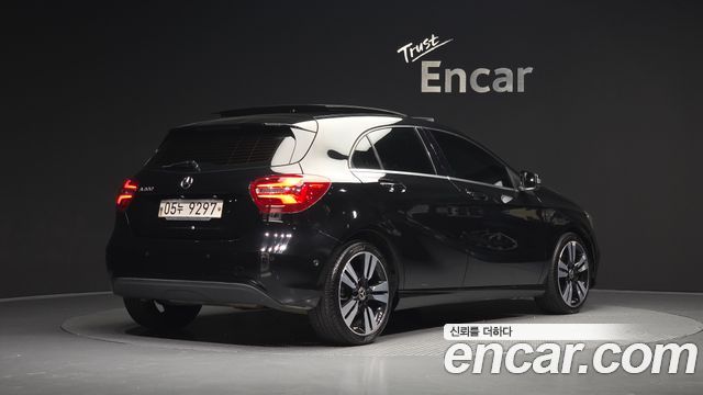 Mercedes-Benz A-Class 2018 — photo 2
