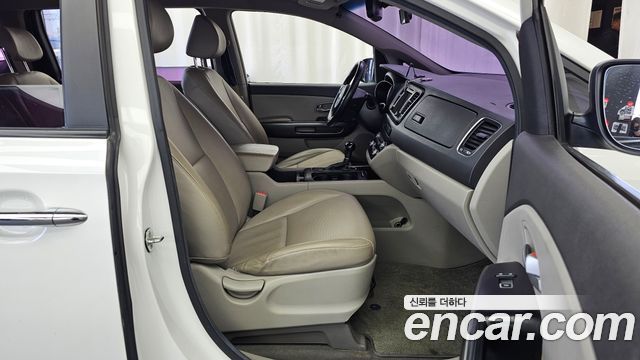 Kia Canival 2015 — photo 17