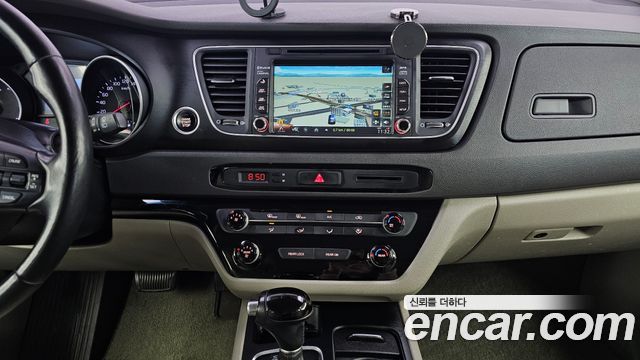 Kia Canival 2015 — photo 22