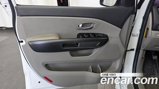 Kia Canival 2015 — photo 14