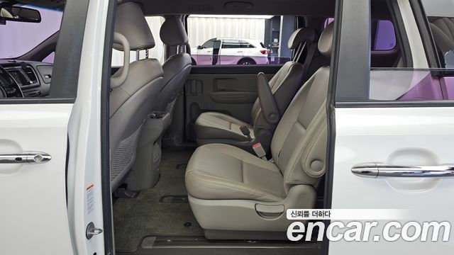 Kia Canival 2015 — photo 16