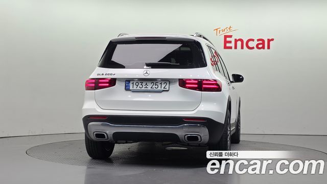 Mercedes-Benz GLB-Class 2024 — photo 4