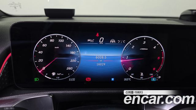 Mercedes-Benz GLB-Class 2024 — photo 11