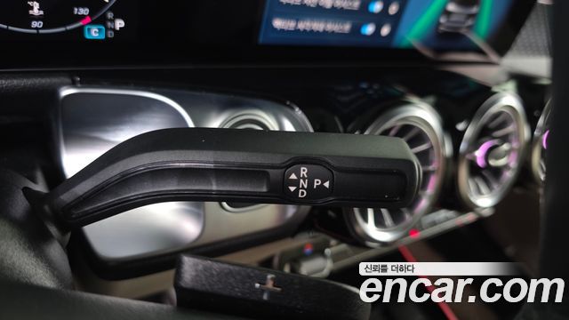 Mercedes-Benz GLB-Class 2024 — photo 12