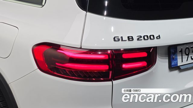 Mercedes-Benz GLB-Class 2024 — photo 9