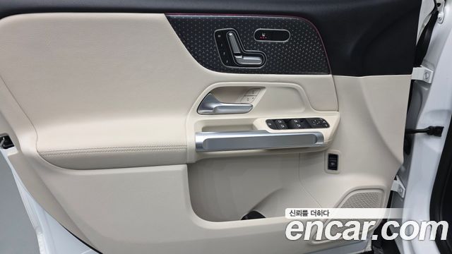 Mercedes-Benz GLB-Class 2024 — photo 14