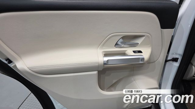 Mercedes-Benz GLB-Class 2024 — photo 15