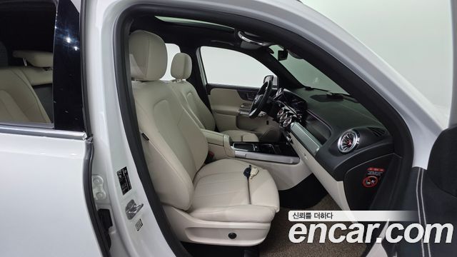 Mercedes-Benz GLB-Class 2024 — photo 16