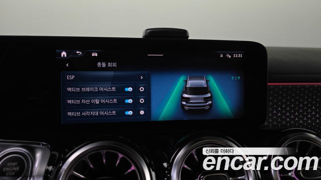 Mercedes-Benz GLB-Class 2024 — photo 28