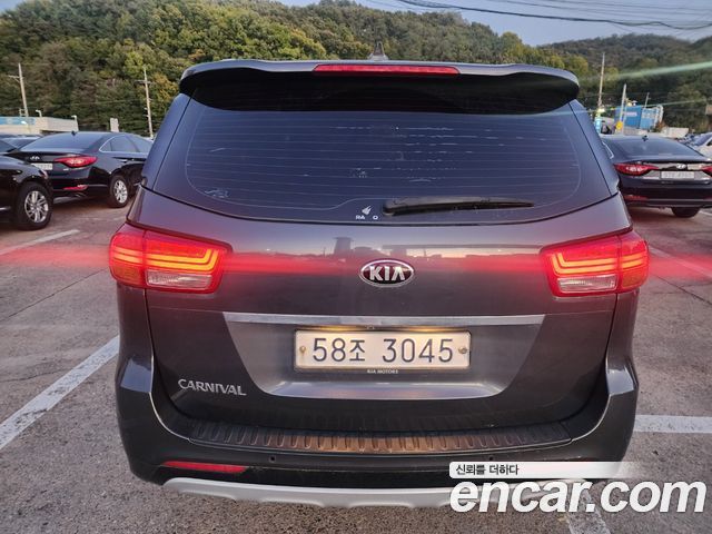 Kia Canival 2017 — photo 4