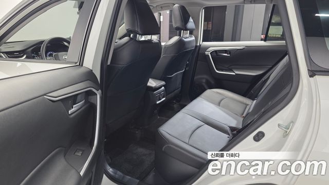 Toyota RAV4 2020 — photo 16