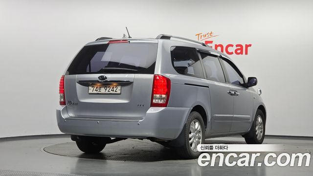 Kia Canival 2010 — photo 2