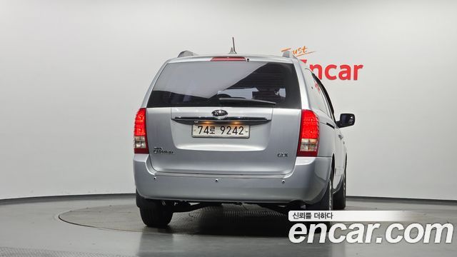 Kia Canival 2010 — photo 4