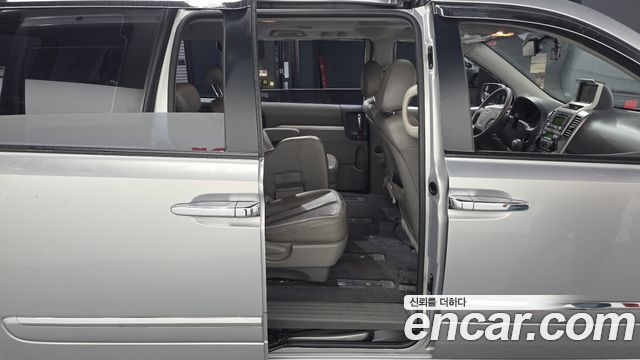 Kia Canival 2010 — photo 11