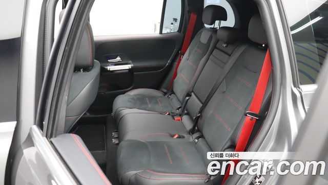Mercedes-Benz GLB-Class 2023 — photo 12