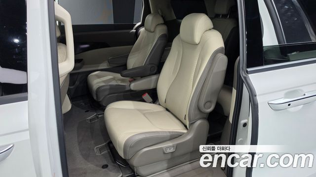 Kia Canival 2021 — photo 16