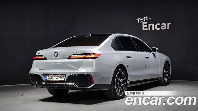 BMW 7-Series 2023 — photo 2