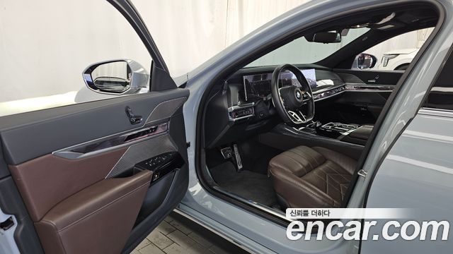 BMW 7-Series 2023 — photo 10