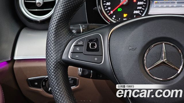 Mercedes-Benz E-Class 2018 — photo 21