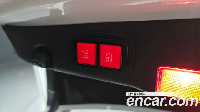 Mercedes-Benz E-Class 2018 — photo 24